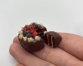 Bolo de frutas triplas de chocolate em miniatura - comida de casa de bonecas de argila de polímero