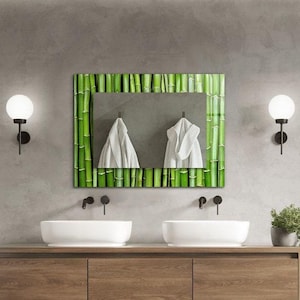 Puede incluir: Un baño moderno con un tocador doble, un espejo grande con un diseño de bambú y una ducha a ras de suelo con una alcachofa de lluvia.