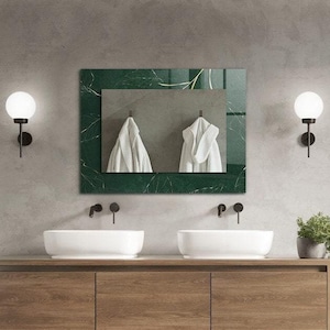 Pode incluir: Um banheiro moderno com uma pia dupla, um grande espelho de mármore verde e um chuveiro walk-in com um chuveiro de chuva.