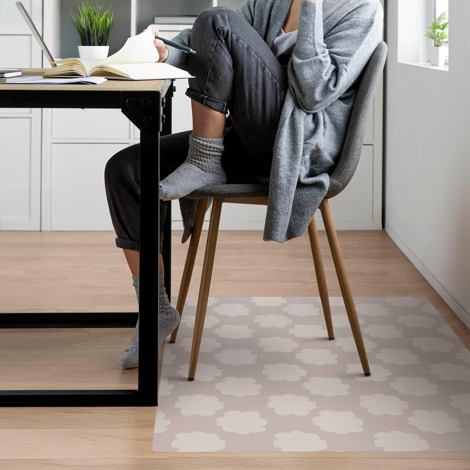 ベージュの背景に雲が描かれたオフィスチェアマット、ベージュのチェア