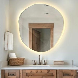 Grand miroir LED, miroir de courtoisie amorphe, miroir de luxe avec rétroéclairage LED, petit miroir avec éclairage LED, miroir asymétrique sans cadre