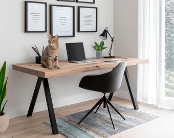 Puede incluir: Un escritorio de madera con patas de metal negro y una silla de oficina negra. Un gato se sienta en el escritorio junto a un ordenador portátil. Hay cuadros enmarcados en la pared detrás del escritorio.