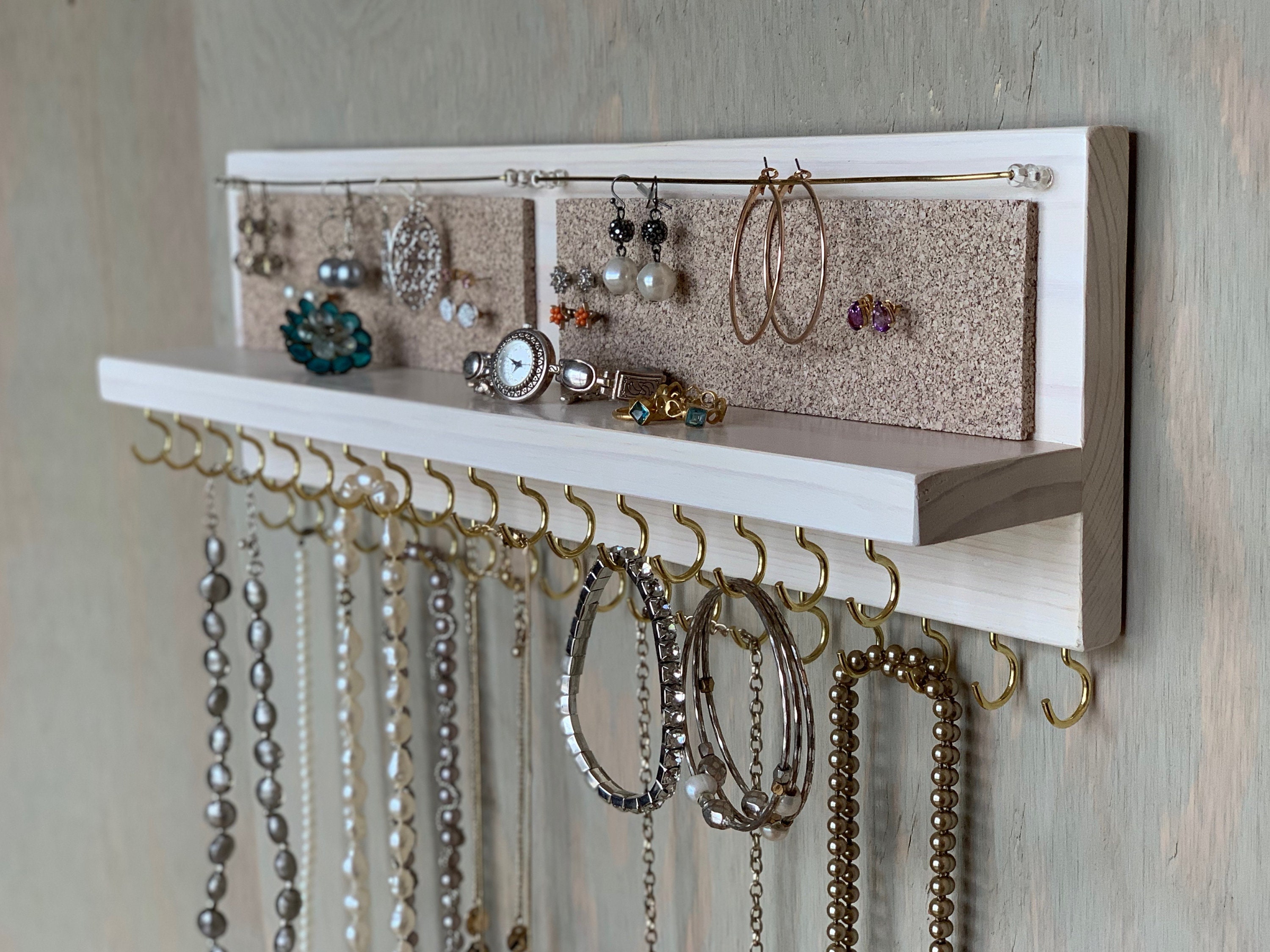  Organizador de joyas montado en la pared, soporte giratorio  para joyas, colgador para guardar y mostrar los collares, pulseras y  pendientes : Ropa, Zapatos y Joyería