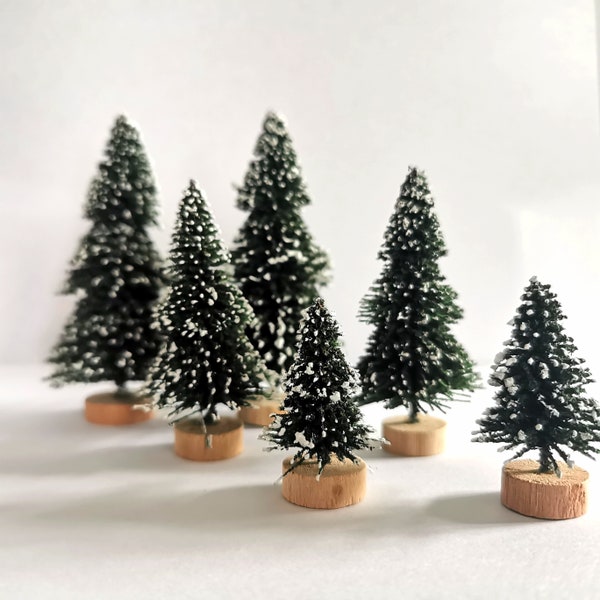 Mini Weihnachtsbaum Tischdekoration. Festliches Geschenk Schnee bedeckt dekorativen Kiefernbaum Puppenhaus Möbel Regal Dekoration Pinsel Miniatur Baum
