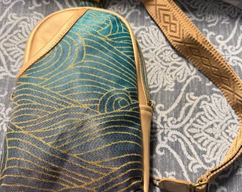 Bolso bandolera con estampado de olas celtas