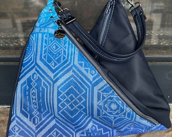 Monedero triangular con escudo de roble