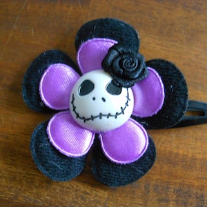 Skull Haarspange Totenkopf Blume Haarklammer gothic lila schwarz spange rechts