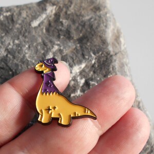 Dinosaurier Brosche Pin , verschiedene Designs, Anstecker, Metall, emailliert, Dino Hut und schal