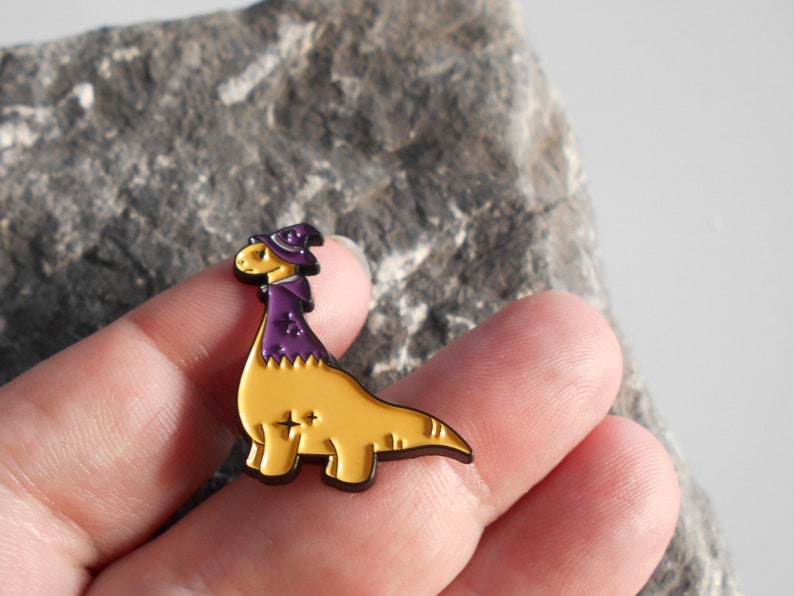 Dinosaurier Brosche Pin , verschiedene Designs, Anstecker, Metall, emailliert, Dino Hut und schal