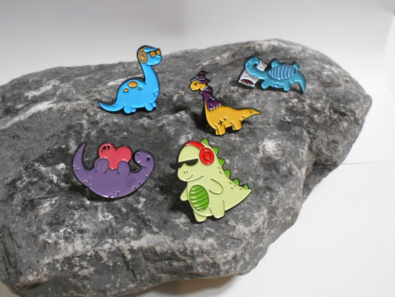 Dinosaurier Brosche Pin , verschiedene Designs, Anstecker, Metall, emailliert, Dino SET alle 5