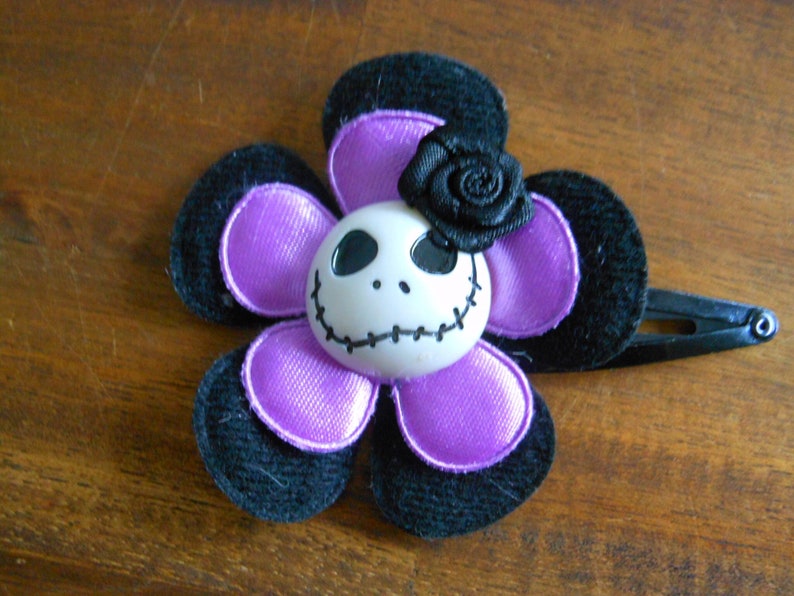 Skull Haarspange Totenkopf Blume Haarklammer gothic lila schwarz spange rechts