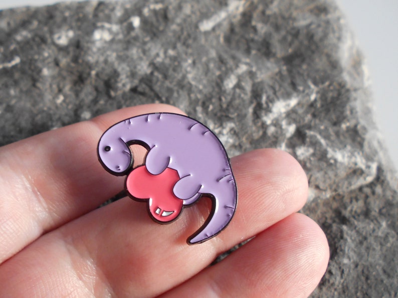 Dinosaurier Brosche Pin , verschiedene Designs, Anstecker, Metall, emailliert, Dino Herz