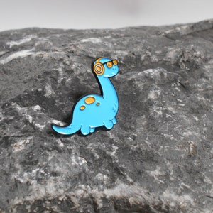 Dinosaurier Brosche Pin , verschiedene Designs, Anstecker, Metall, emailliert, Dino Blau mit Kopfhörer