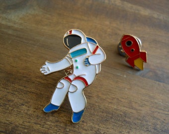 Astronaut Rakete Pin Brosche  Metall emailliert Weltall