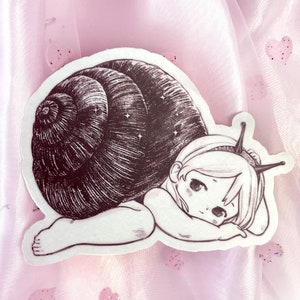カタツムリ少女ステッカー | 防水ビニールに描かれた不気味でかわいい軟体動物少女アート