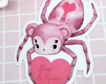 Naklejka z niedźwiedziem i pająkiem | Kiczowata, przerażająca, słodka sztuka na wodoodpornym winylu | OSTATNIA SZANSA