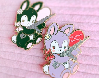 Creepy Cute Gun Bunny Pin / Kitsch Retro Rabbit como accesorio de esmalte duro