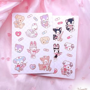 Puede incluir: Dos hojas de pegatinas rectangulares con una colección de ilustraciones en tonos pastel de animales vestidos como personal médico, incluyendo un cisne, un murciélago, un ratón y un ciervo, junto a iconos médicos como pastillas y jeringuillas.