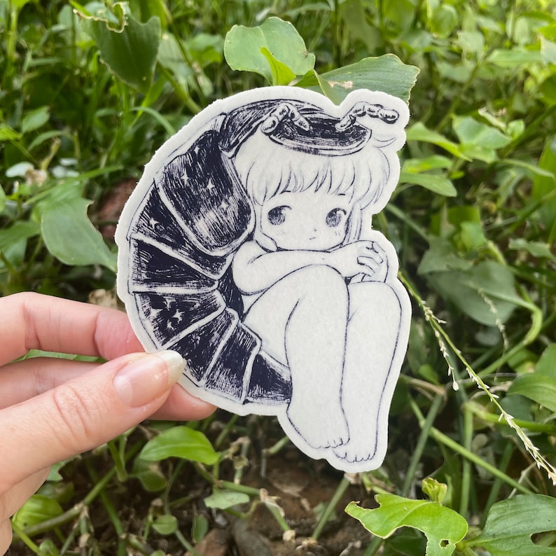 Peut inclure: Illustration en noir et blanc d'une fille assise &agrave; l'int&eacute;rieur d'un gros insecte segment&eacute; et enroul&eacute;. La fille porte une robe et a les bras enroul&eacute;s autour de ses jambes.