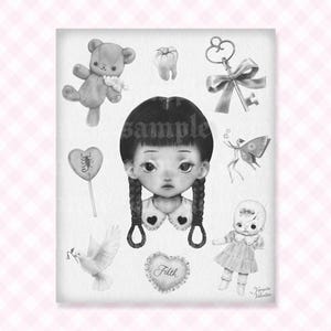 Könnte beinhalten: Schwarz-Weiß-Illustration eines Mädchens mit Zöpfen, umgeben von verschiedenen Objekten. Enthält einen Teddybär, einen Schlüssel, einen Zahn, einen herzförmigen Lutscher, eine Puppe, eine Taube und eine Motte. Das Wort "Sample" steht auf der Stirn des Mädchens.