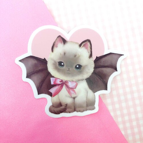 Klistermärke med kattunge och fladdermus | Kuslig söt kawaii konstig kattkonst på vattentät vinyl