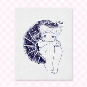 ボールの中の虫のプリント｜ちょっと不気味だけど可愛いダンゴムシの女の子のアートをモチーフにした、風変わりな壁飾りポスター