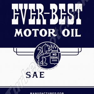 Könnte beinhalten: Vintage Ever-Best Motoröl-Etikett. Das marineblaue und weiße Etikett lautet "EVER-BEST MOTOR OIL" und "2 U.S. GALLONS". Das Etikett enthält auch den Text "SAE" und "MANUFACTURED FOR HARDWARE ASSOCIATES INCORPORATED CHICAGO, U.S.A."
