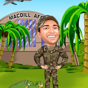 Pu&ograve; includere: Illustrazione di un cartone animato di un aviatore sorridente in uniforme mimetica, con le mani sui fianchi. Un alligatore verde sorride nelle vicinanze. Lo sfondo presenta palme, un edificio con il testo "MACDILL AFB" e un aereo a reazione nel cielo.