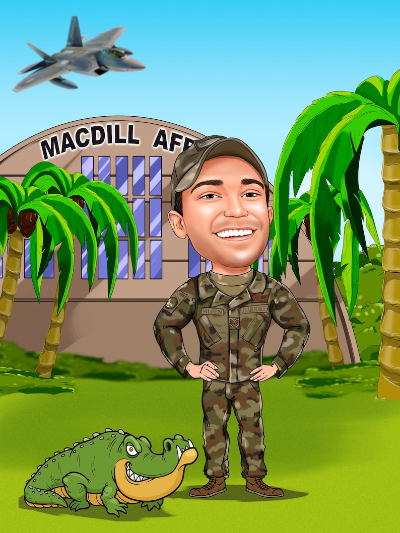 Pu&ograve; includere: Illustrazione di un cartone animato di un aviatore sorridente in uniforme mimetica, con le mani sui fianchi. Un alligatore verde sorride nelle vicinanze. Lo sfondo presenta palme, un edificio con il testo "MACDILL AFB" e un aereo a reazione nel cielo.