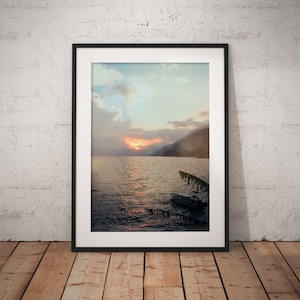 A Misty Mountain Lake Sunset, Art Print, Wall Decor zdjęcie 1