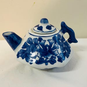 Vintage Chinese Teapot Dechang Ceramics Blue and White Porcelain Hold 1.5 Liquid Cups