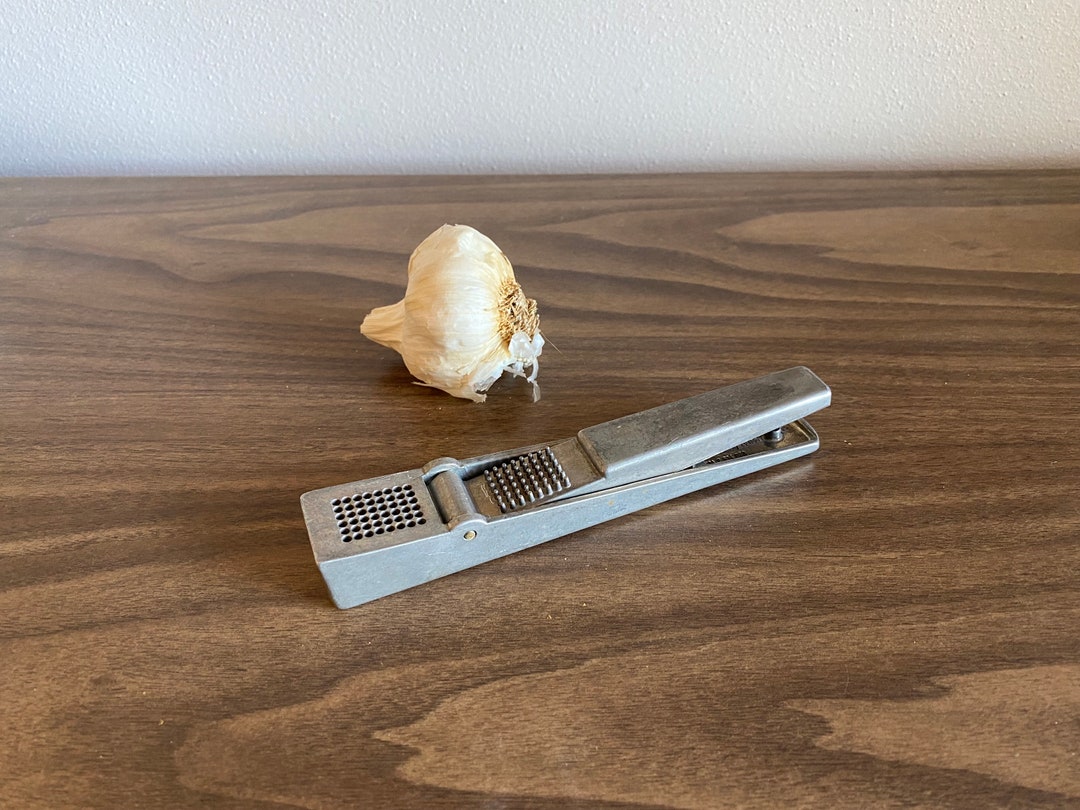 ANCIEN PRESSE AIL Casse Noix et Dénoyauteur en alu EUR 9,90 - FR