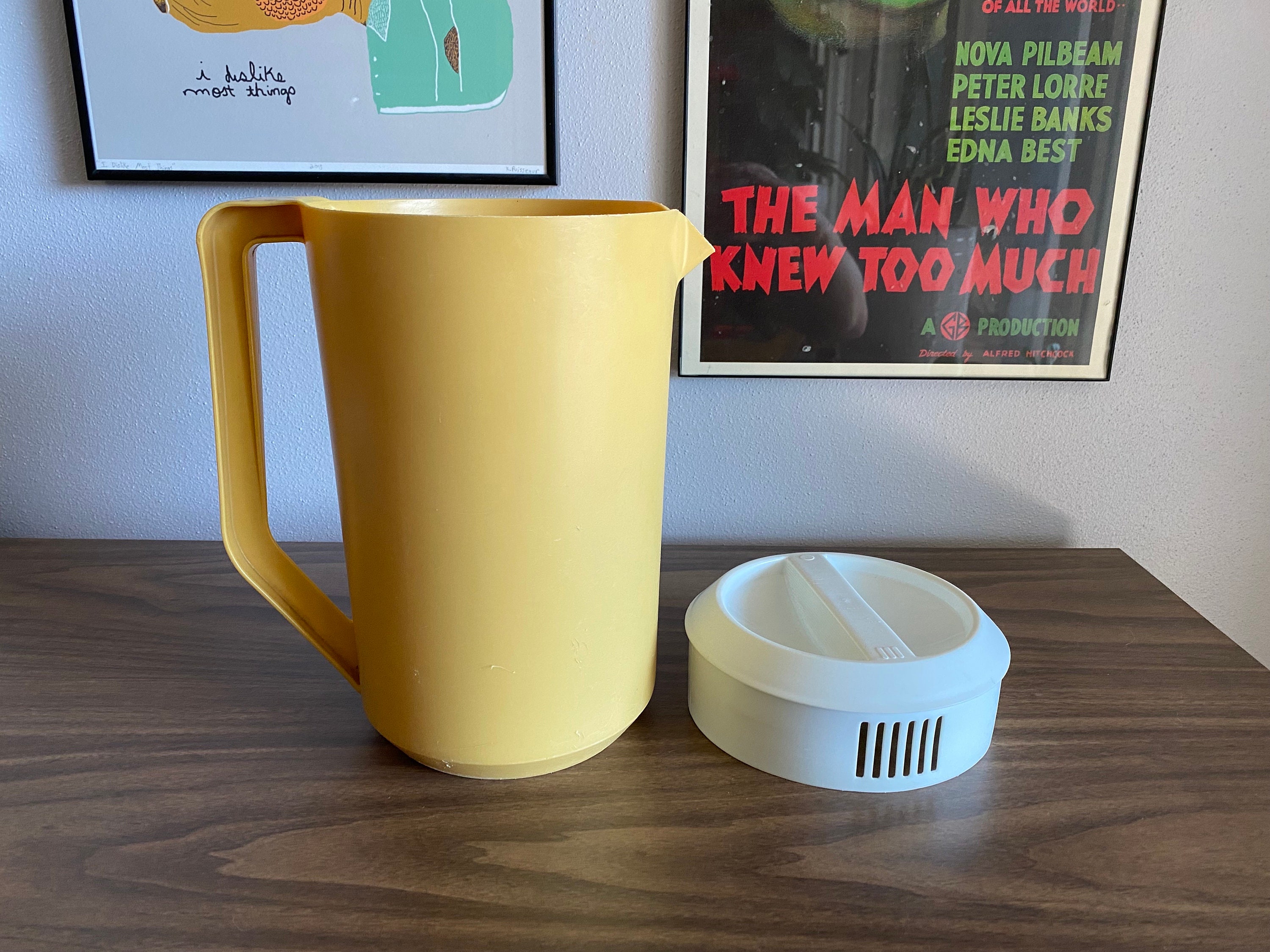 Rubbermaid Pitcher Yellow With White Top Strainer Lid 2 1/2 