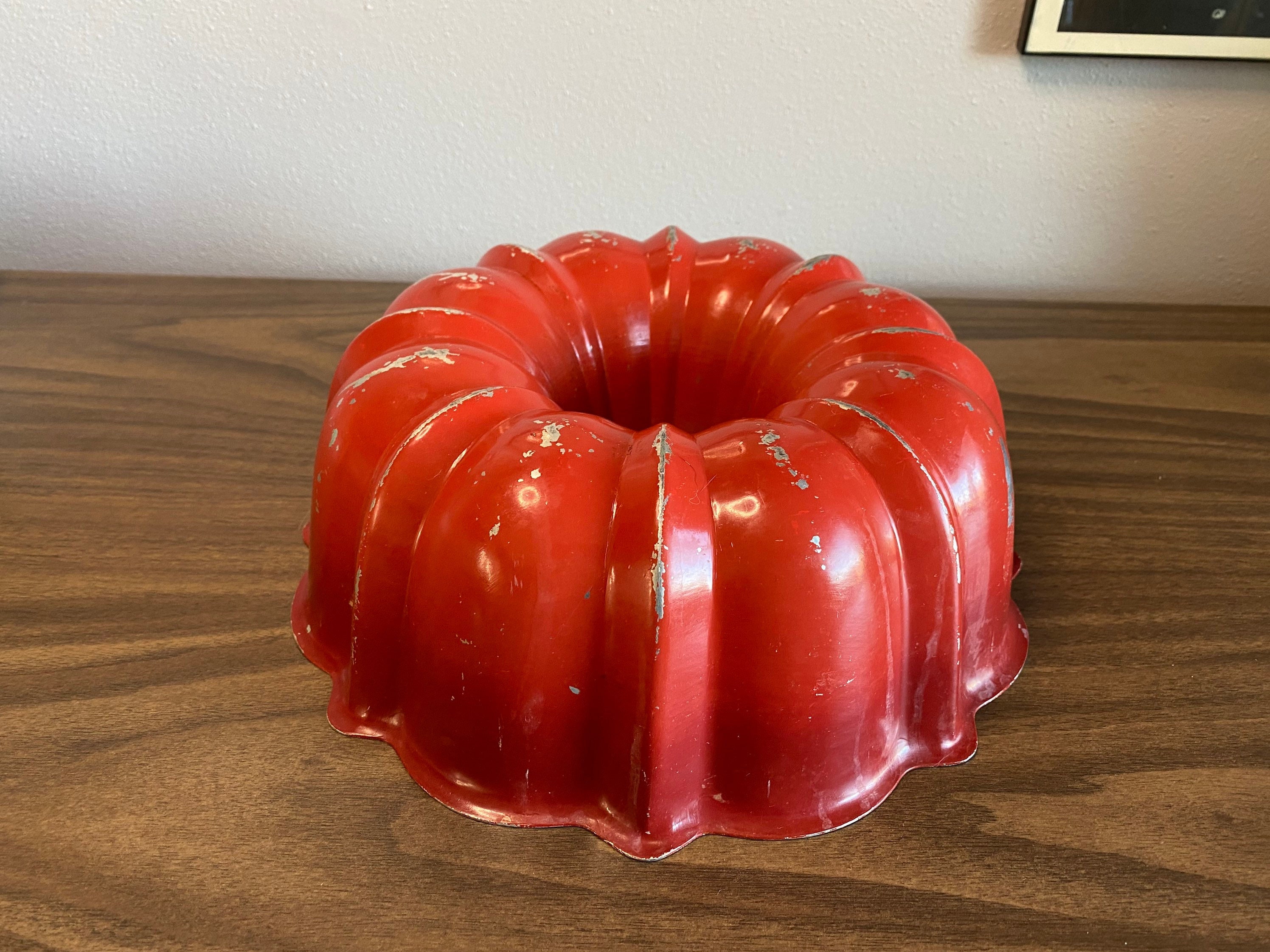 Vintage Baking Pan / Small Bundt Cake Pan / Country Home 