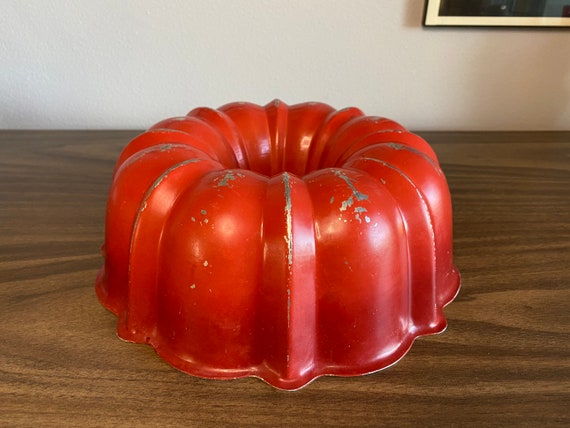 Comparing the new Lodge bundt (fluted cake) pan to a vintage