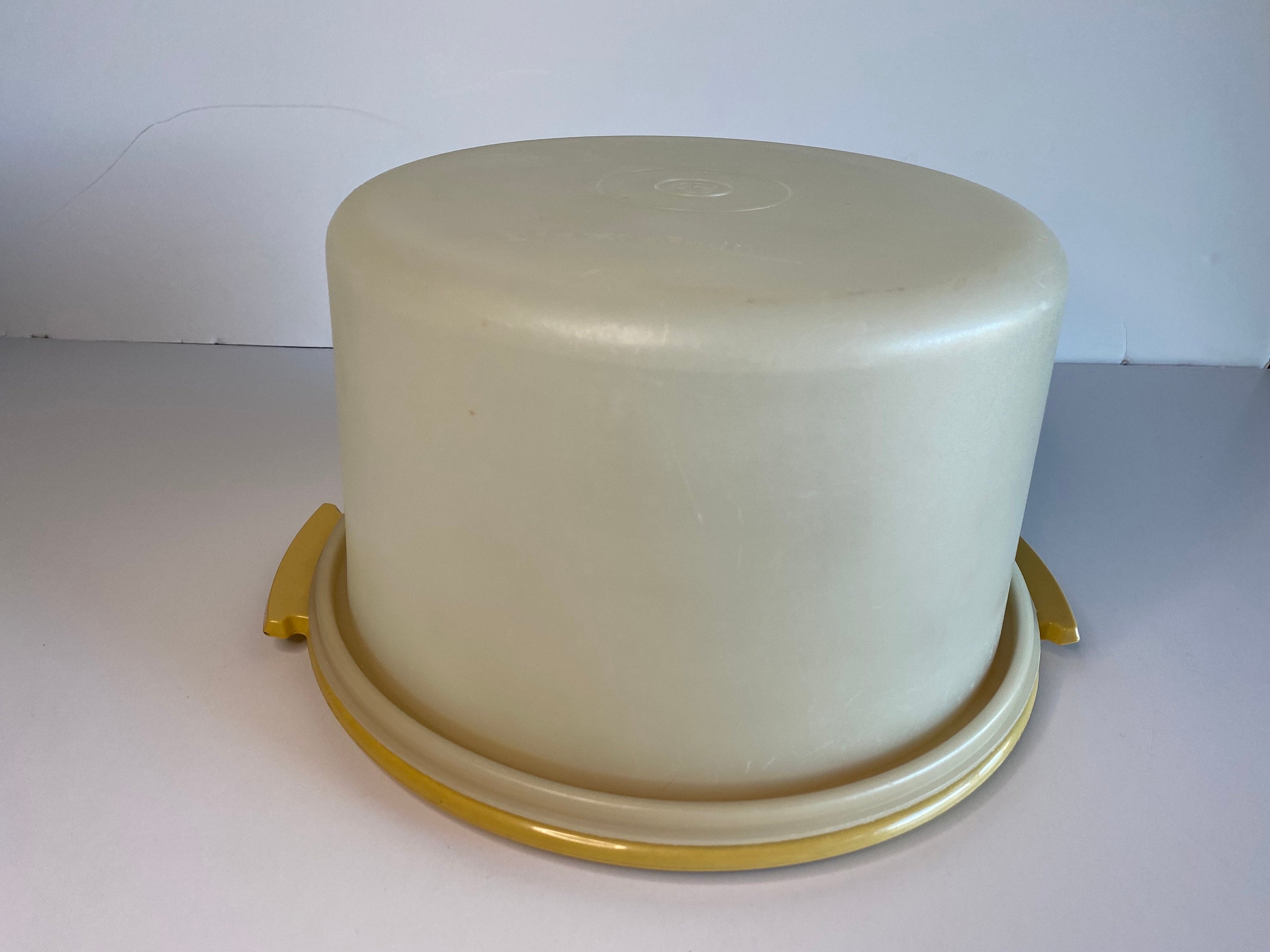 Tupperware, Kitchen, Vintage Tupperware Cake Carrier 6842 683 White 9  Diameter
