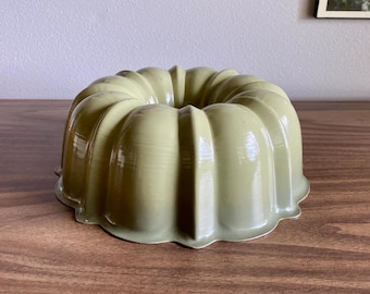 vintage cake pan avocado green non-stick