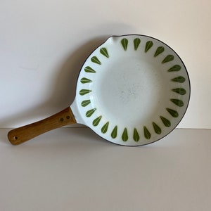Cathrineholm Lotus enamelware fry pan | avocado green