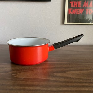 enamelware sauce pan with handle | vintage