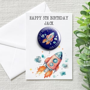 Gepersonaliseerde Space Rocket-verjaardagskaart en badge, Space-verjaardagskaart. Verjaardagskaart ruimteraket