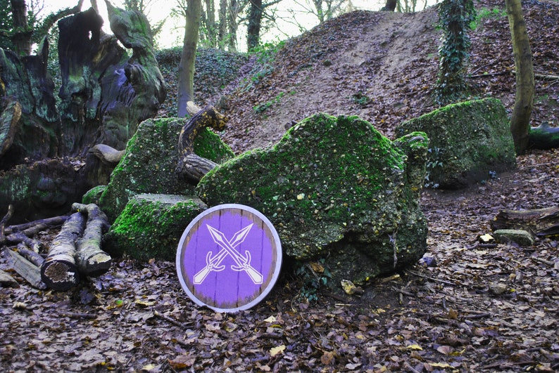 Wood and Leather Skyrim Riften hold shield replica Norse Viking Medieval Fantasy Oblivion Morrowind Elder Scrolls Metal Wooden d/&d Steel
