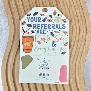 Tag di riferimento dell'agente immobiliare Pumpkin Spice Pop By Tag Biglietto da visita Marketing di riferimento Immobiliare Autunno Pop By Apprezzamento del cliente Autunno Riferimento