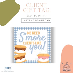 以下が含まれることがあります： 「We need S'more clients like you!」というテキストが書かれた、遊び心のあるフォントのクライアントギフトタグ。デザインにはスモアのイラストと青いギンガムチェックの背景が含まれています。タグには「Easy to Print」と「Instant Download」の文字も含まれています。
