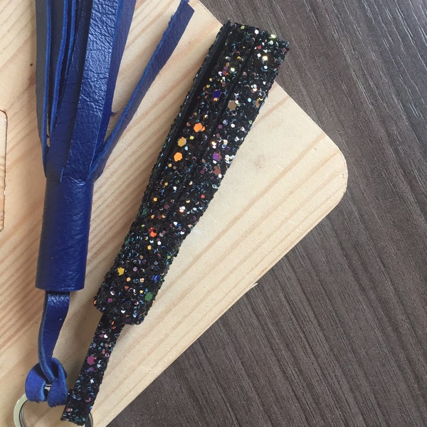 Le porte-clés pompons cuir glitter marine