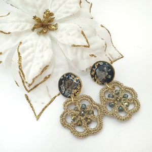 Schmuck – ERMIONE – Ohrringe – schwarze Wildkarotte und Blattgold-Spitzenkristalle