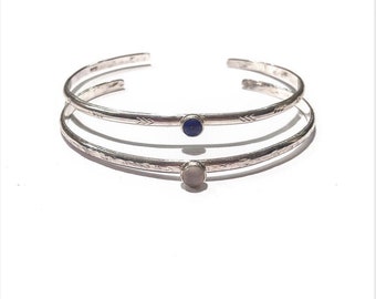 Silver ädelstensmanschett, anpassat familjefödelsestensarmband, texturerat stapelbart sterling armband, lapis manschett, månstensmanschett, present till vän