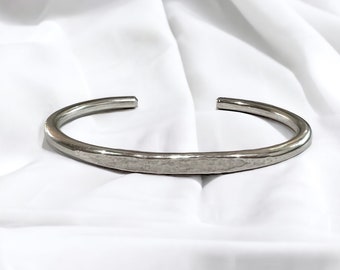 Pulsera tipo brazalete de plata de ley martillada, brazalete de plata de ley texturizada, pulsera de plata maciza para hombre, regalo para novio, regalo personalizado