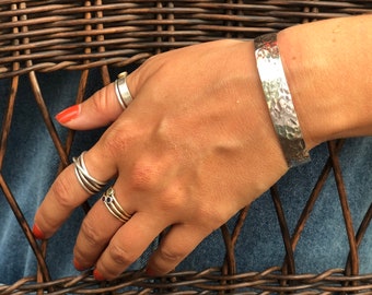 Brazalete ancho de plata de ley texturizado, brazalete de plata de ley 925, regalo para una amiga, joyería de plata maciza, brazalete martillado