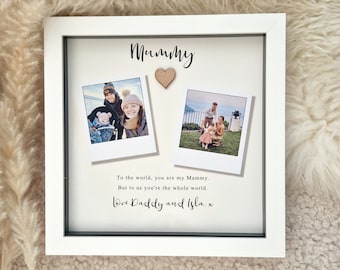 Op de afbeelding: Wit fotolijstje met twee foto's in Polaroid-stijl van een gezin. De tekst "Mummy" staat bovenaan het lijstje. De tekst "To the world, you are my Mammy. But to us you're the whole world. Love Daddy and Isla. x" staat onderaan het lijstje.