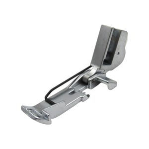 Puede incluir: Un pie de m&aacute;quina de coser plateado con un cable negro conectado. El pie tiene una palanca y una peque&ntilde;a placa de metal.